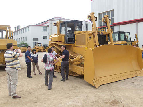 Clients from Polyvia visited Xuangong bulldozer